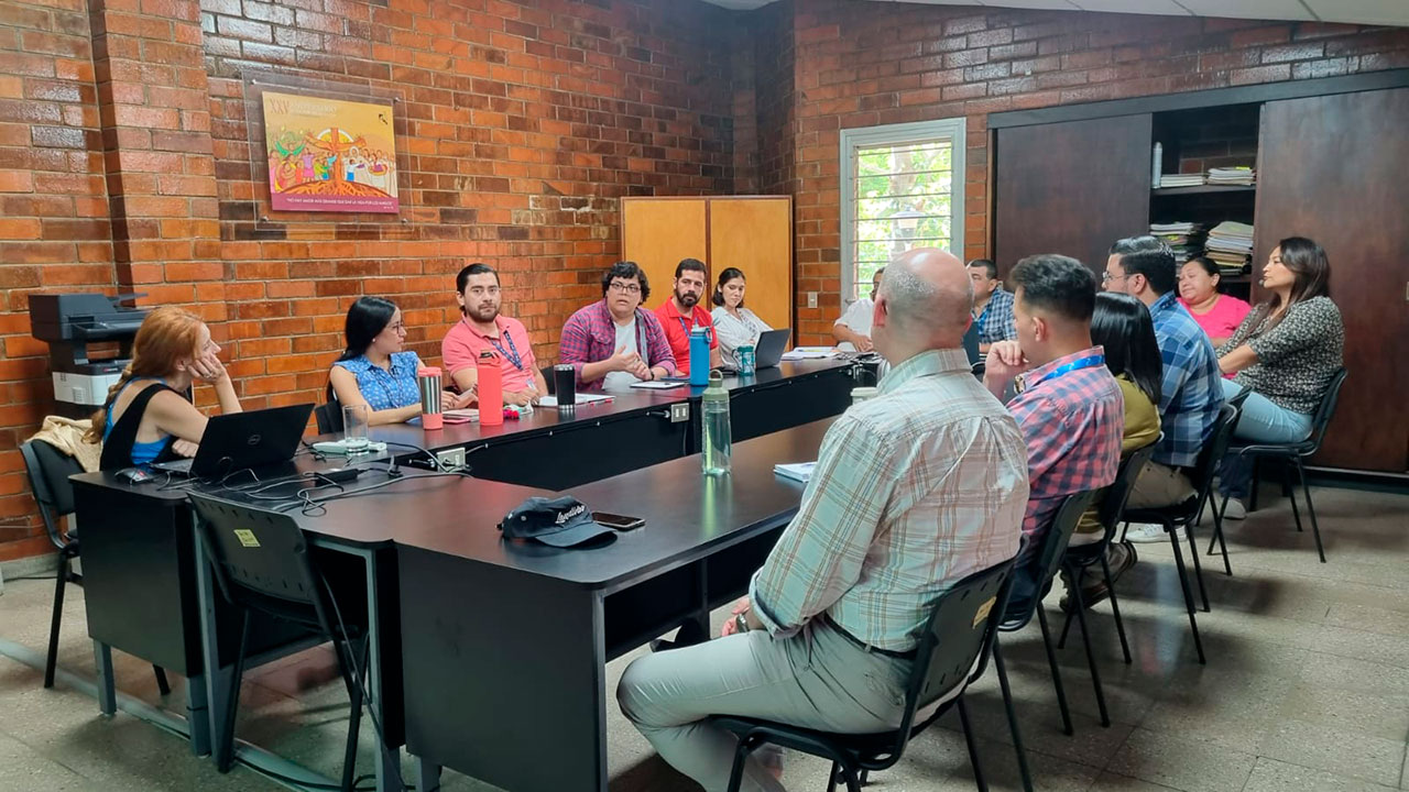 Emma Juaneda, a la izquierda, en la Universidad Centroamericana 'José Simeón Cañas'