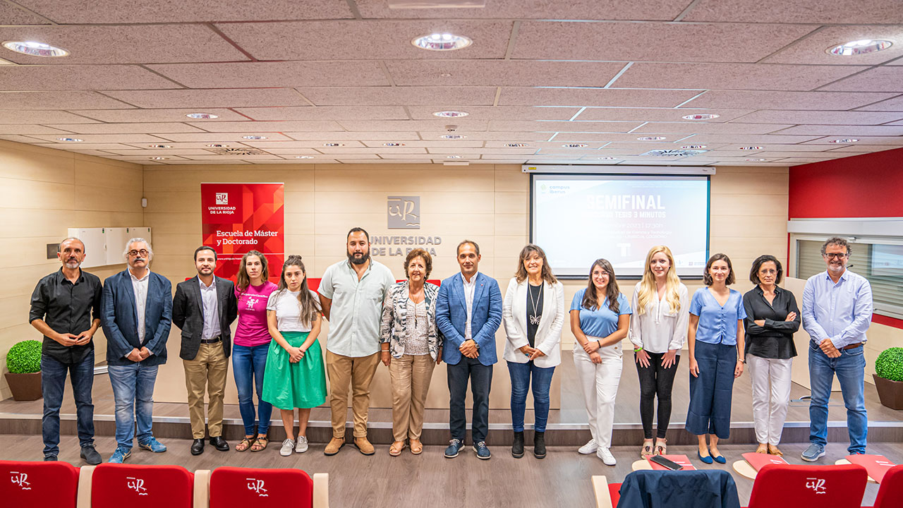 Foto de familia de los participantes y organizadores de la semifinal del Certamen 'Tesis en 3 minutos'