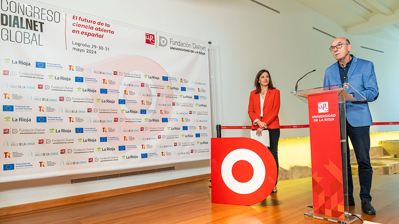 El rector Juan Carlos Ayala y la directora de la Fundación Dialnet, Elena López Tamayo