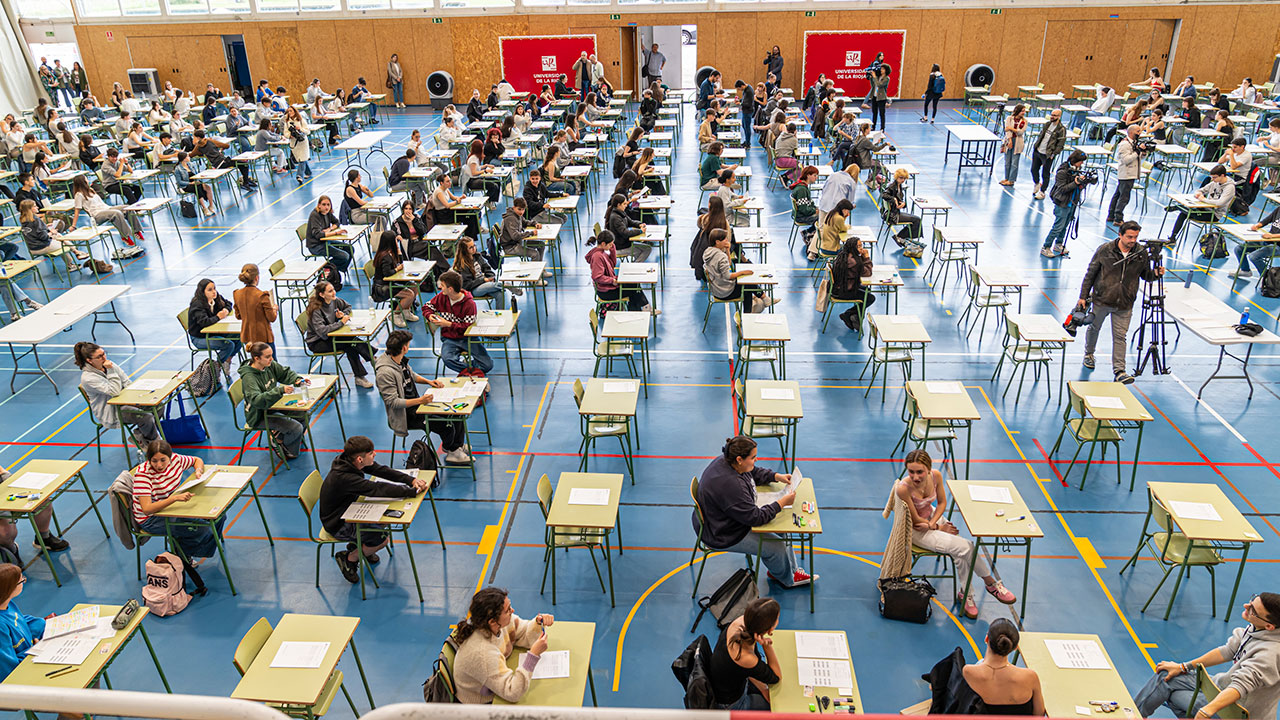 Estudiantes realizando la EBAU ordinaria de junio en el Polideportivo Universitario