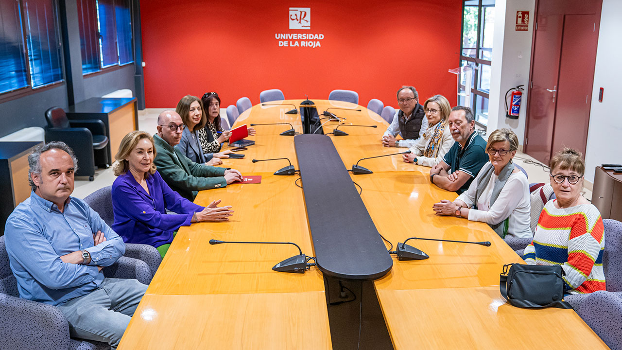 El rector Juan Carlos Ayala y la consejera de Salud, María Martín, junto a otros responsables y alumnos de la Universidad de la Experiencia