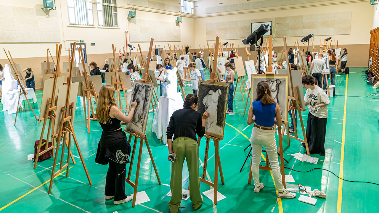 Examen de Dibujo II celebrado en el polideportivo del antiguo CUR de Letras