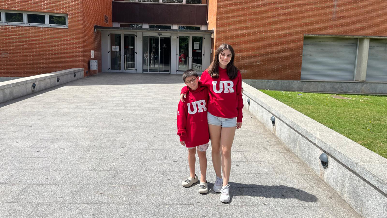 Los hermanos Miguel y Nayra Fernández Sáenz, en la UR