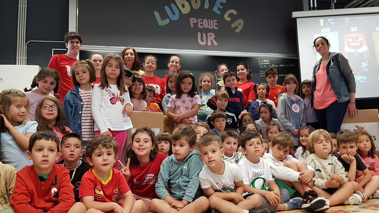 Foto de familia de los participantes en la Ludoteca Peque UR en la primera semana de julio