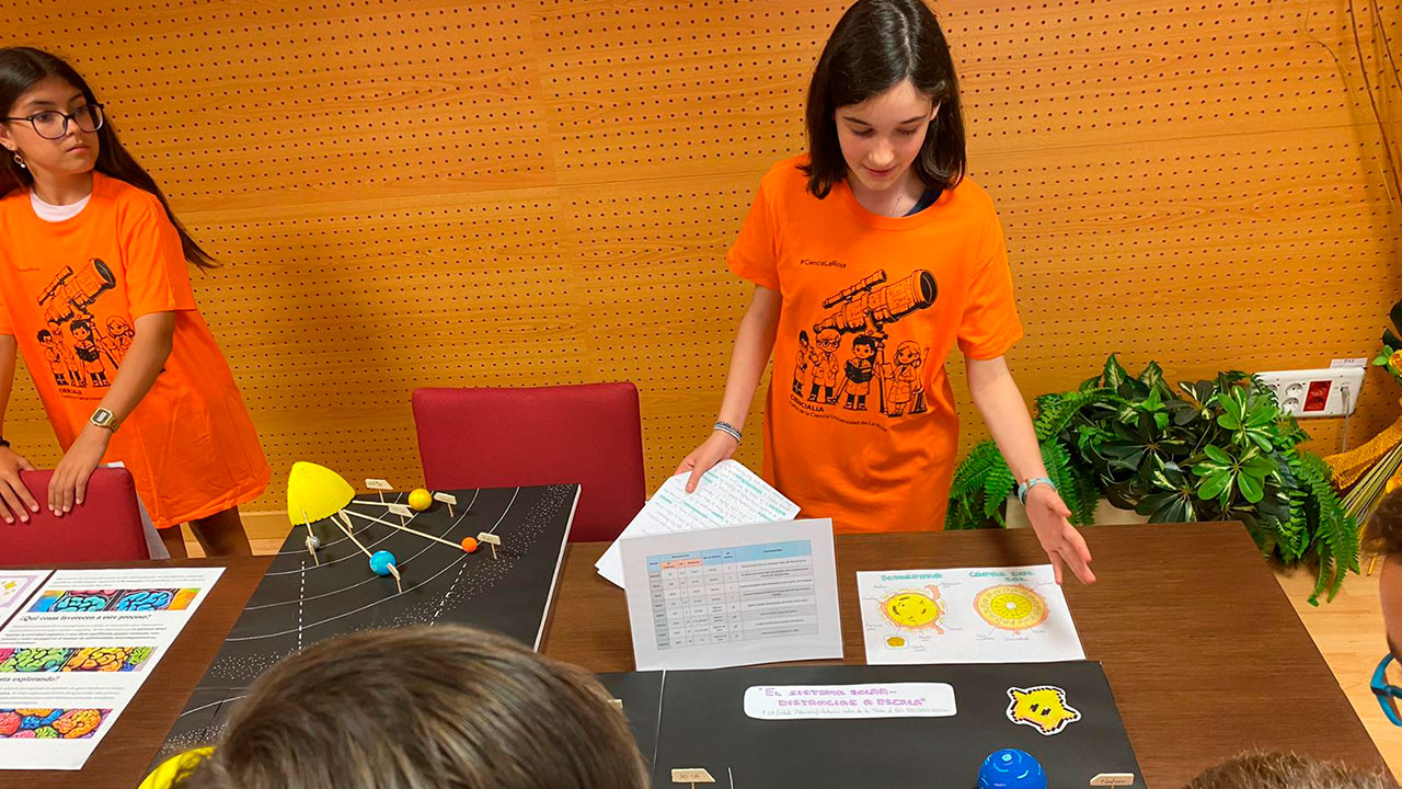 Dos de las alumnas de UR Talent ofrecen sus explicaciones a los asistentes de Ciencialia