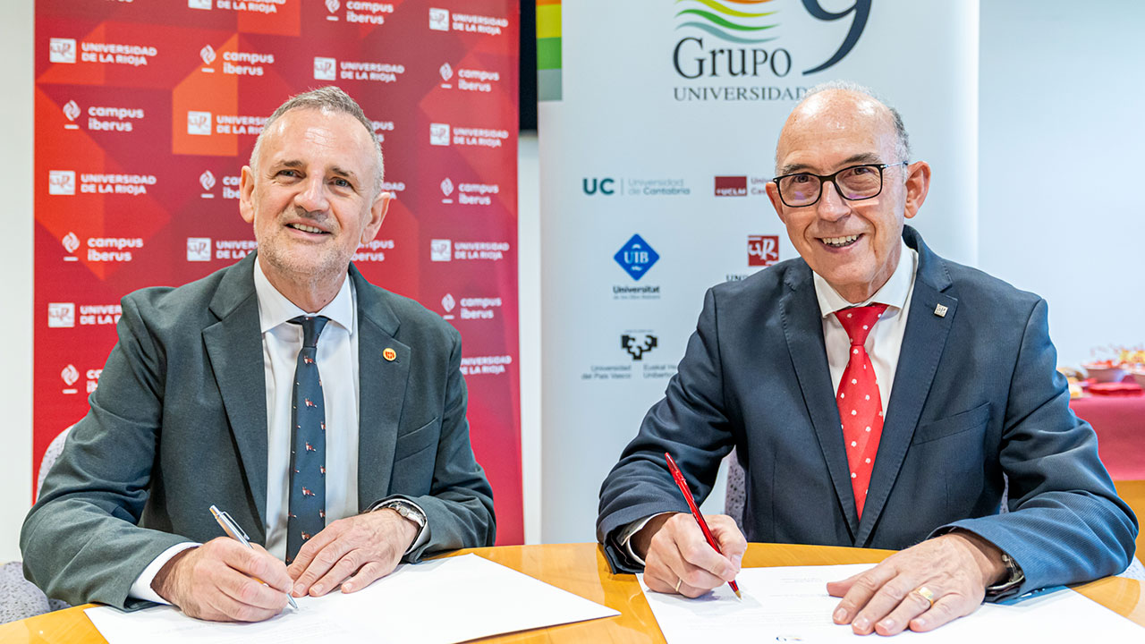 Jaume Carot Giner, rector de la Univesitat de Illes Baleares, firma el traspaso de la Presidencia con Juan Carlos Ayala, rector de la Universidad de La Rioja