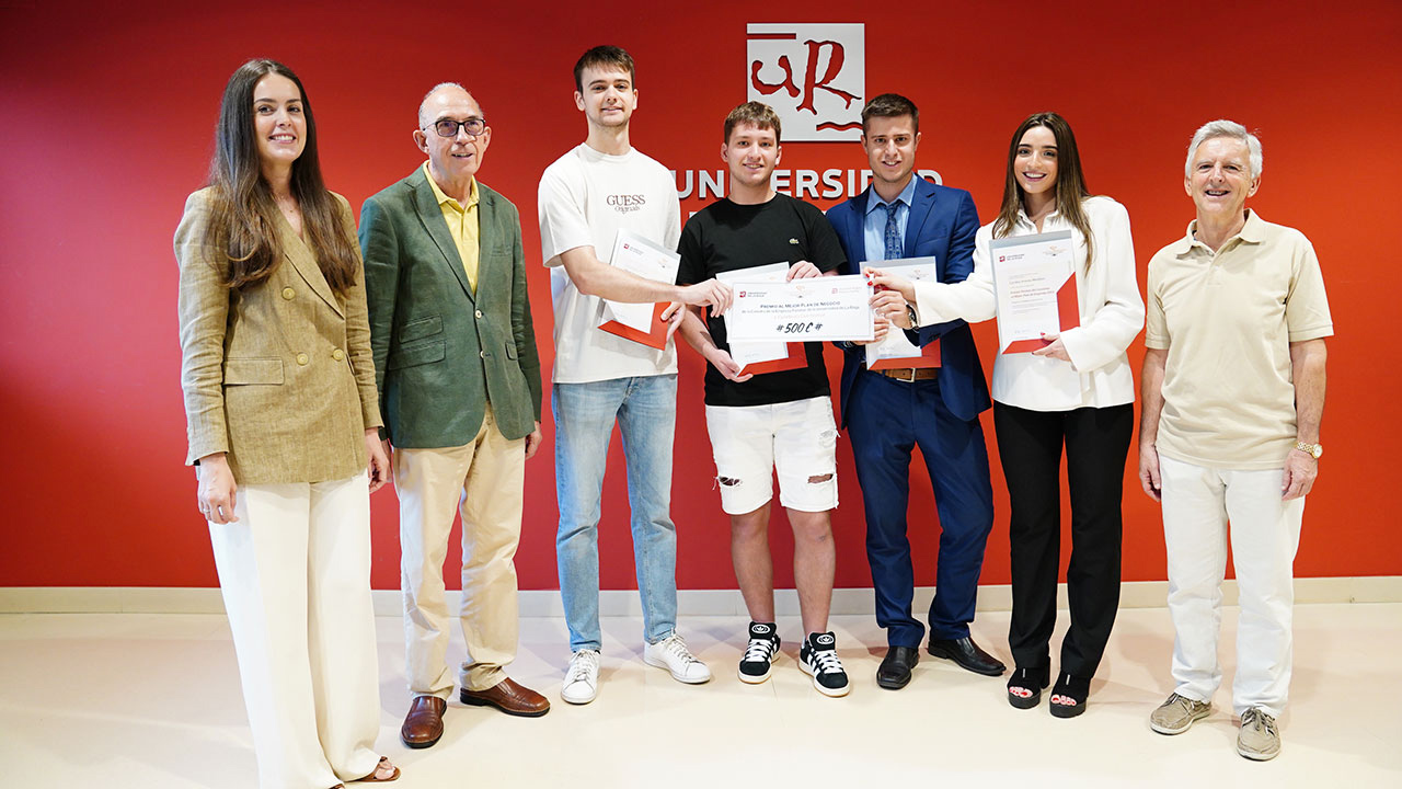 El equipo ganador del Premio a la Mejor Idea de Negocio 2024 junto al rector, los responsables de AREF y el director de la Cátedra de la Empresa Familiar