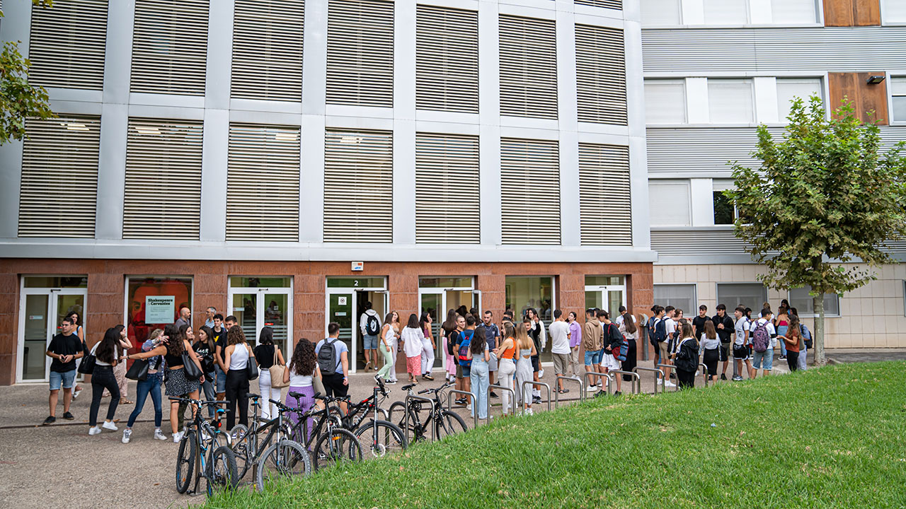 Estudiantes de la Universidad de La Rioja en la entrada al Edificio Vives