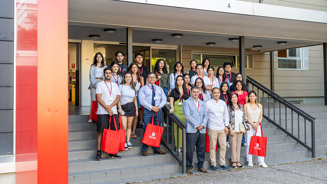 Foto de familia del grupo de peruanos que sigue el curso