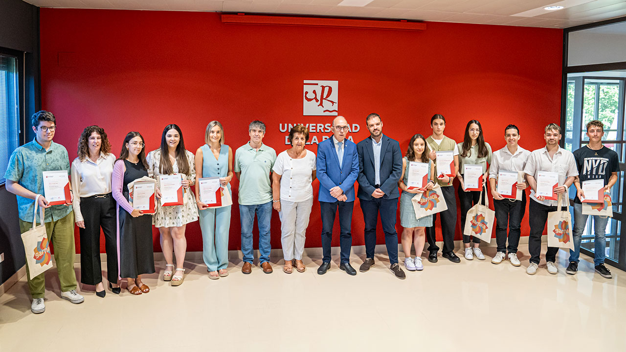 En el centro, el rector Juan Carlos Ayala flanqueado por Ana Ponce de León, directora de la EMYDUR, y Pablo Rubio Gracia, HRBP de Garnica, junto a los estudiantes becados