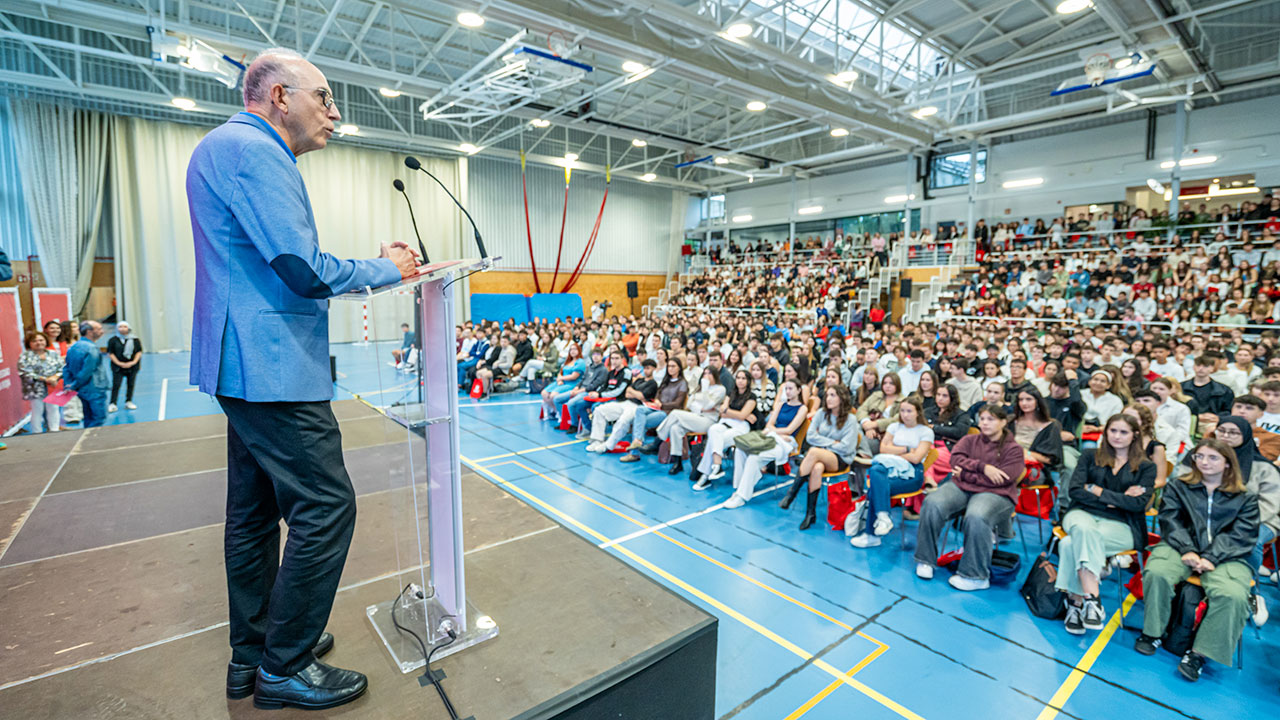 El rector destaca la ilusión de recibir a los nuevos estudiantes que han escogido “la Universidad de La Rioja en una etapa tan importante de su vida”