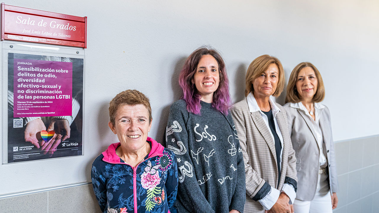 La abogada Charo Alises, en primer plano, junto a Andrea Gutiérrez, responsable de la Unidad de Igualdad e Inclusión; la vicerrectora Fabiola Portillo Pérez de Viñaspre; y Begoña Marañón Alonso, subdirectora General de Igualdad