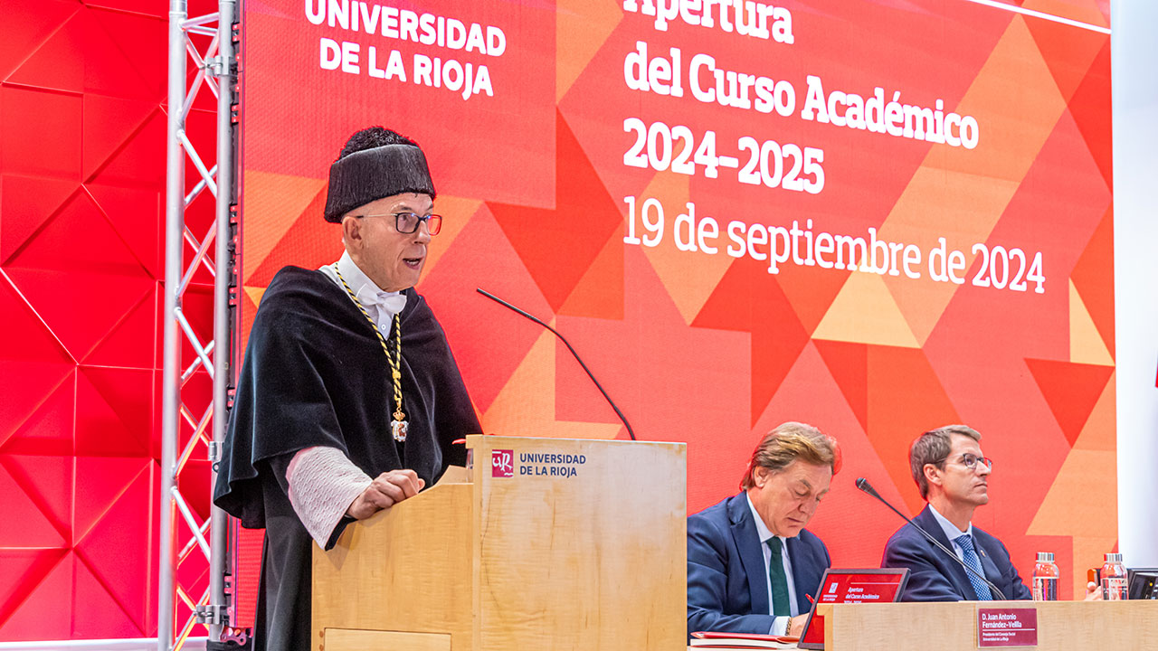 El rector Juan Carlos Ayala, dictando el discurso de apertura del curso 2024-2025