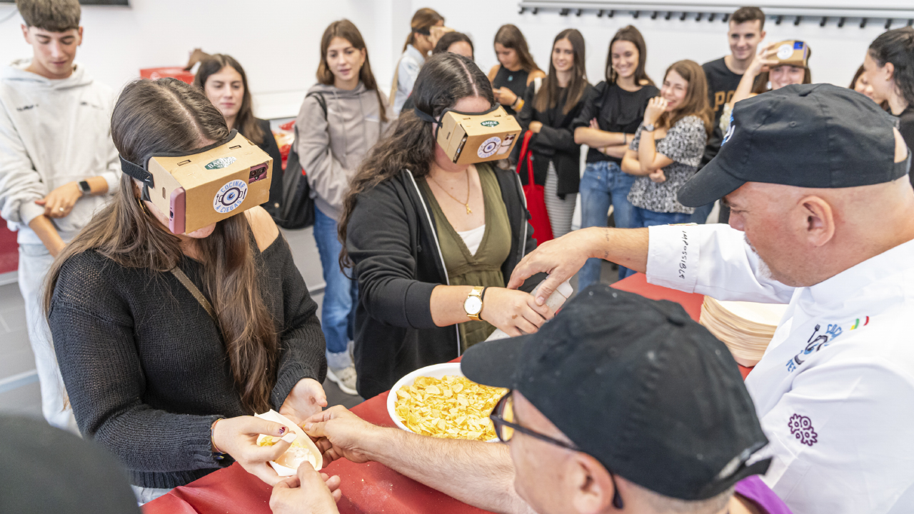 Dos alumnas de la Facultad de Ciencias de la Salud durante la sesión celebrada el 4 de septiembre con Cocinar a Ciegas