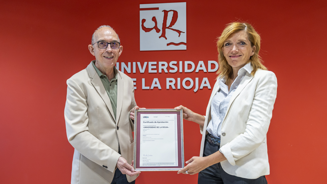 El rector Juan Carlos Ayala con Olga Rivas, directora de la certificadora LRQA