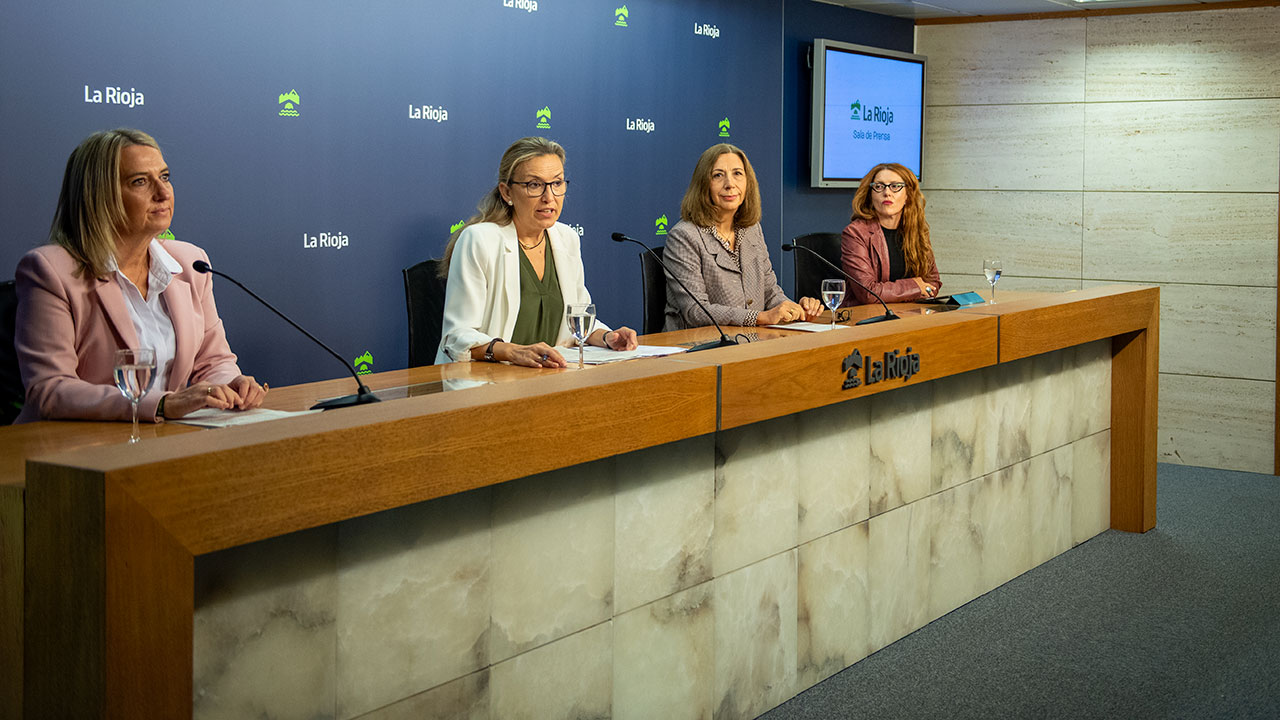 De izquierda a derecha, la subdirectora Pilar Simón, la consejera Belinda León, la vicerrectora Fabiola Portillo y la directora de la Cátedra, Emma Juaneda