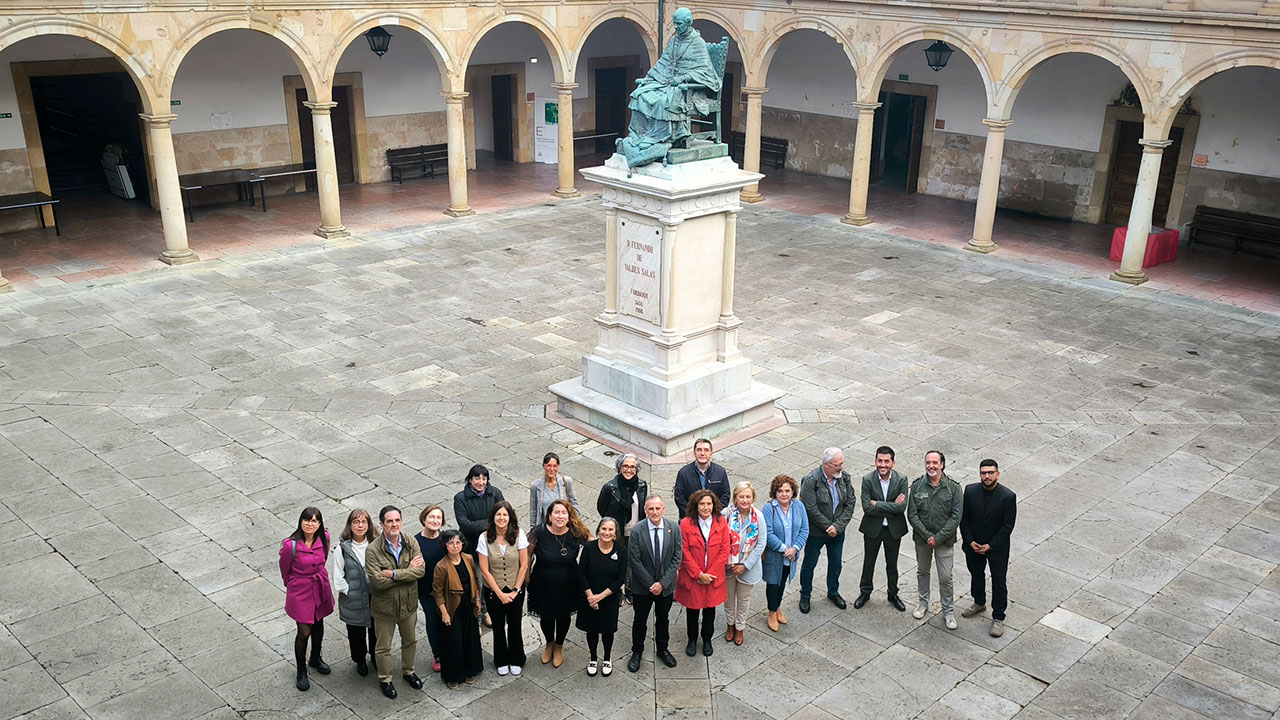 Foto de familia de la Comisión Sectorial de Proyección Cultural y Social del G-9 en el claustro de la Universidad de Oviedo