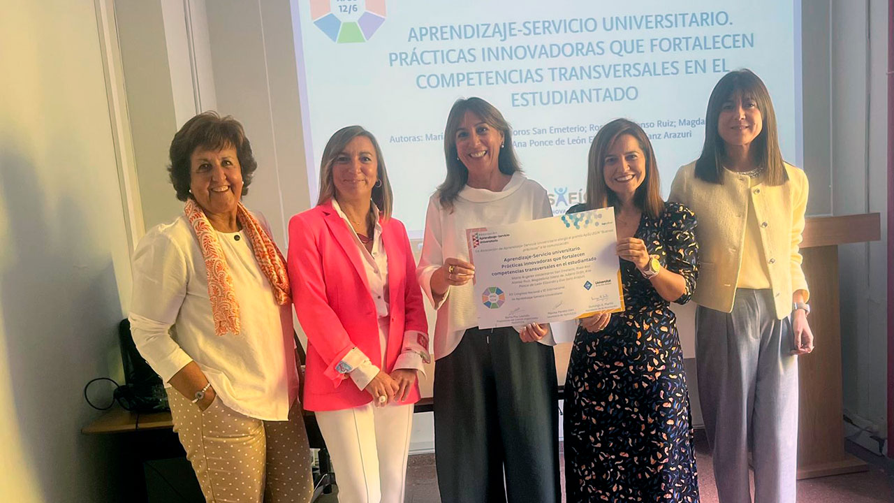 De izquierda a derecha, Ana Ponce de León, Eva Sanz, M.ª Ángeles Valdemoros, Rosa Ana Alonso y Magdalena Sáenz de Jubera, del Grupo DESAFÍO