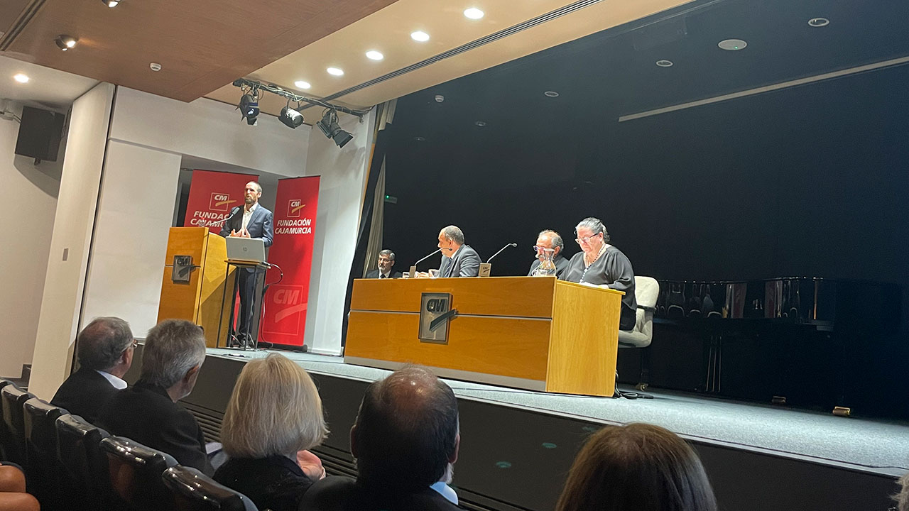 Eduardo Sáenz de Cabezón, en la ceremonia de investidura como académico correspondiente de la Academia de Ciencias de Murcia