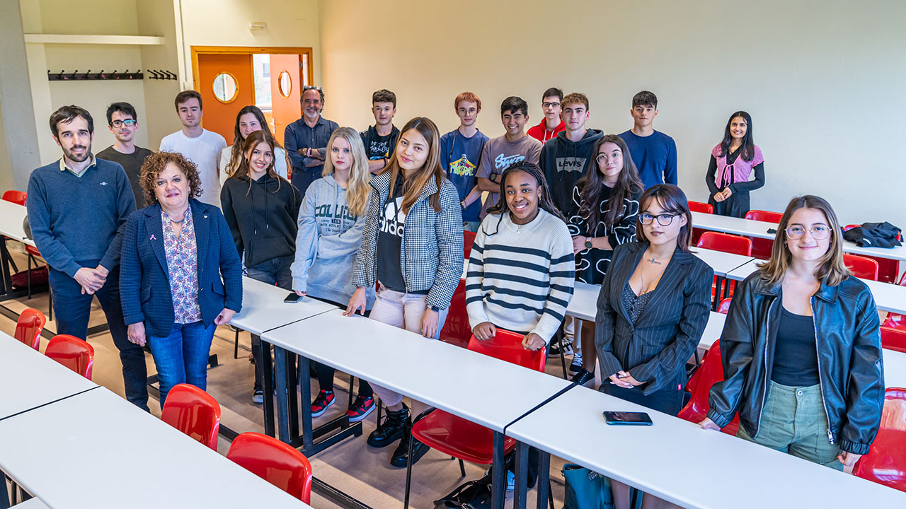 Foto de familia de los estudiantes matriculados en el Aula de Debate UR 2024-2025