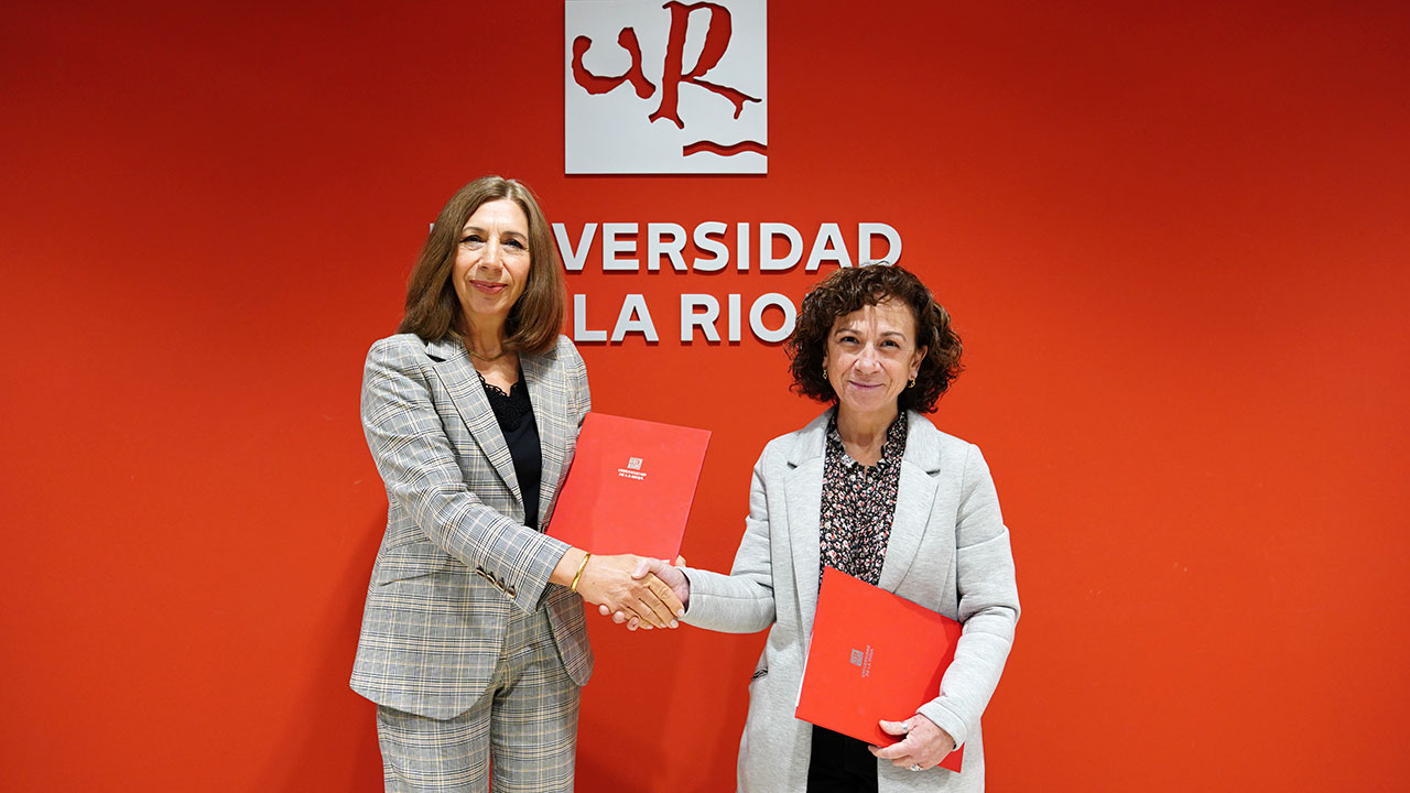 Fabiola Portillo Pérez de Viñaspre, vicerrectora de Responsabilidad Social Corporativa, y M.ª Belén González Herrero, delegada de la ONCE en La Rioja