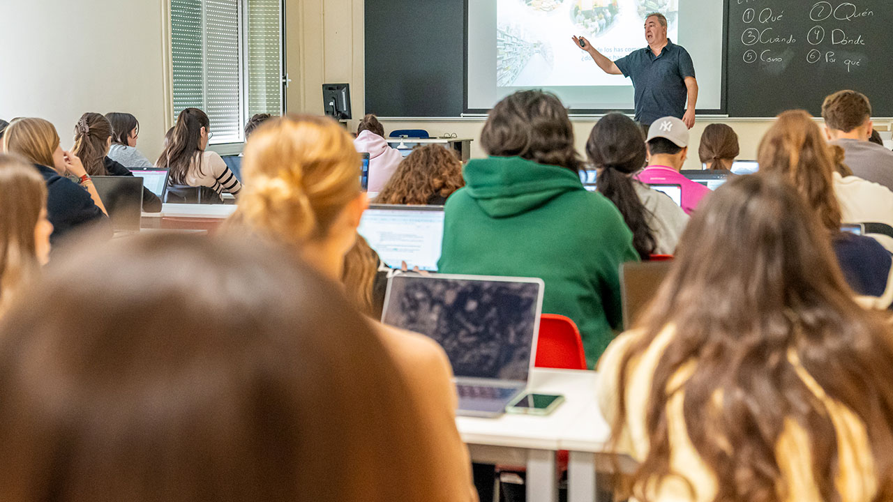 Alfonso Lacuesta, en el Aula 313 del Edificio Vives con estudiantes del Grado en Educación Primaria