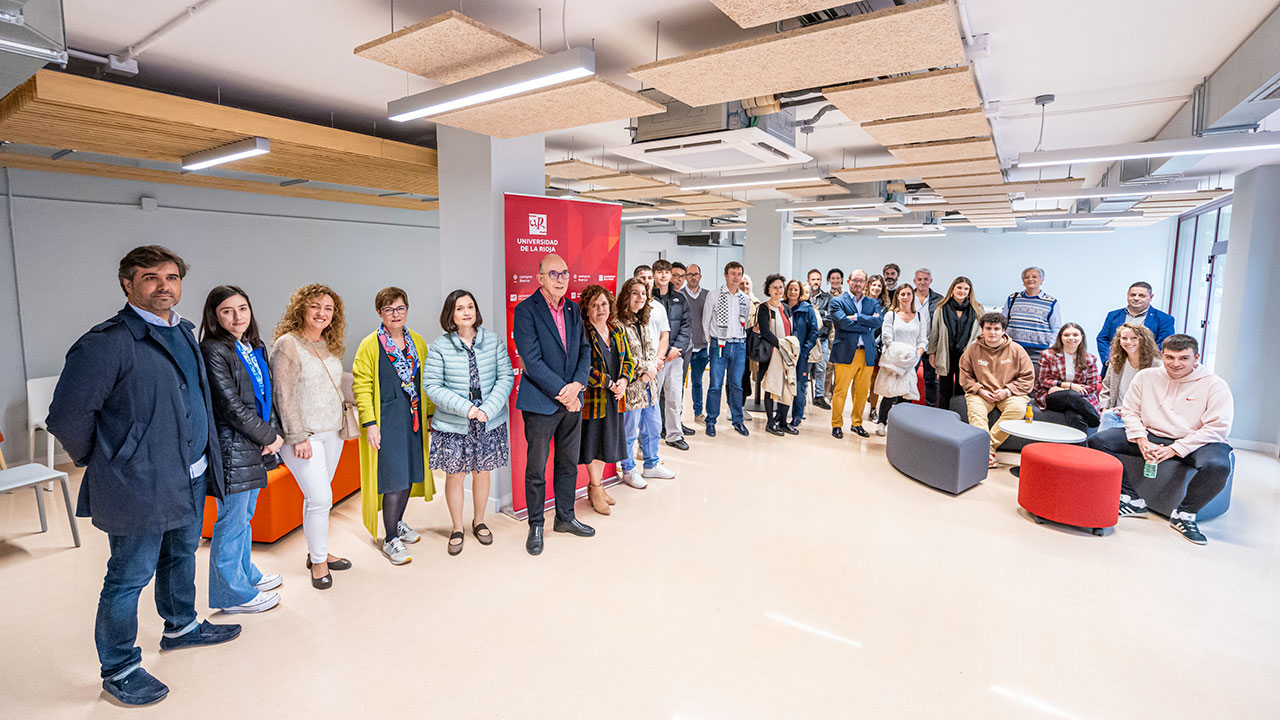 Foto de familia de la inauguración del Punto de Encuentro