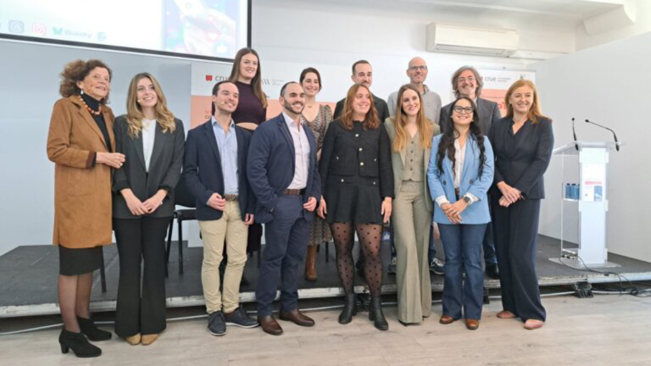 Foto de familia de los galardonados con Mario Sergio Pino Hurtado la fila inferior (4º por la izquierda)